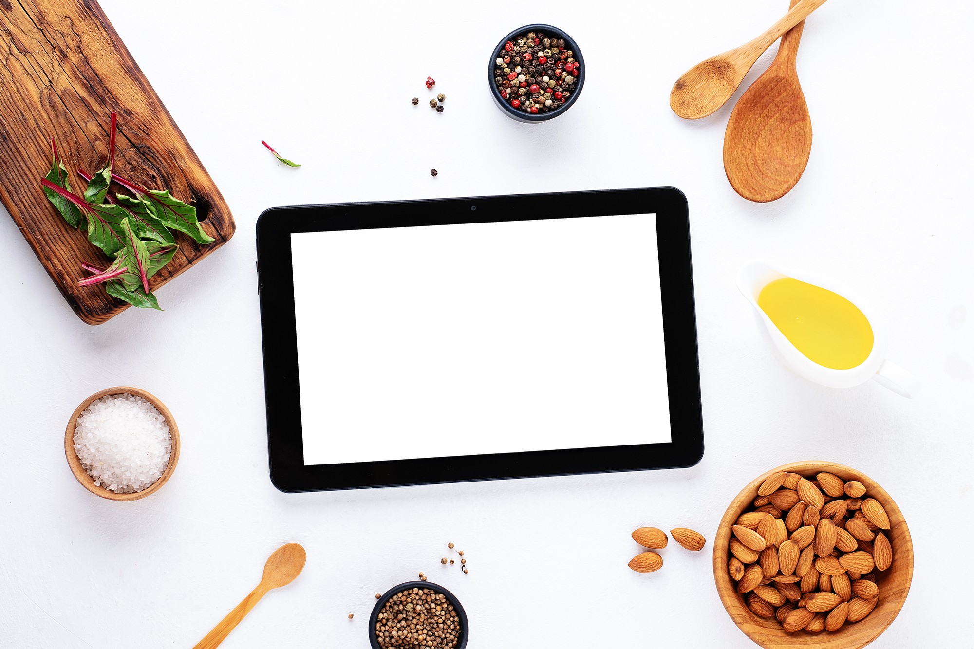 Mesa con ingredientes y tablet para cocinar