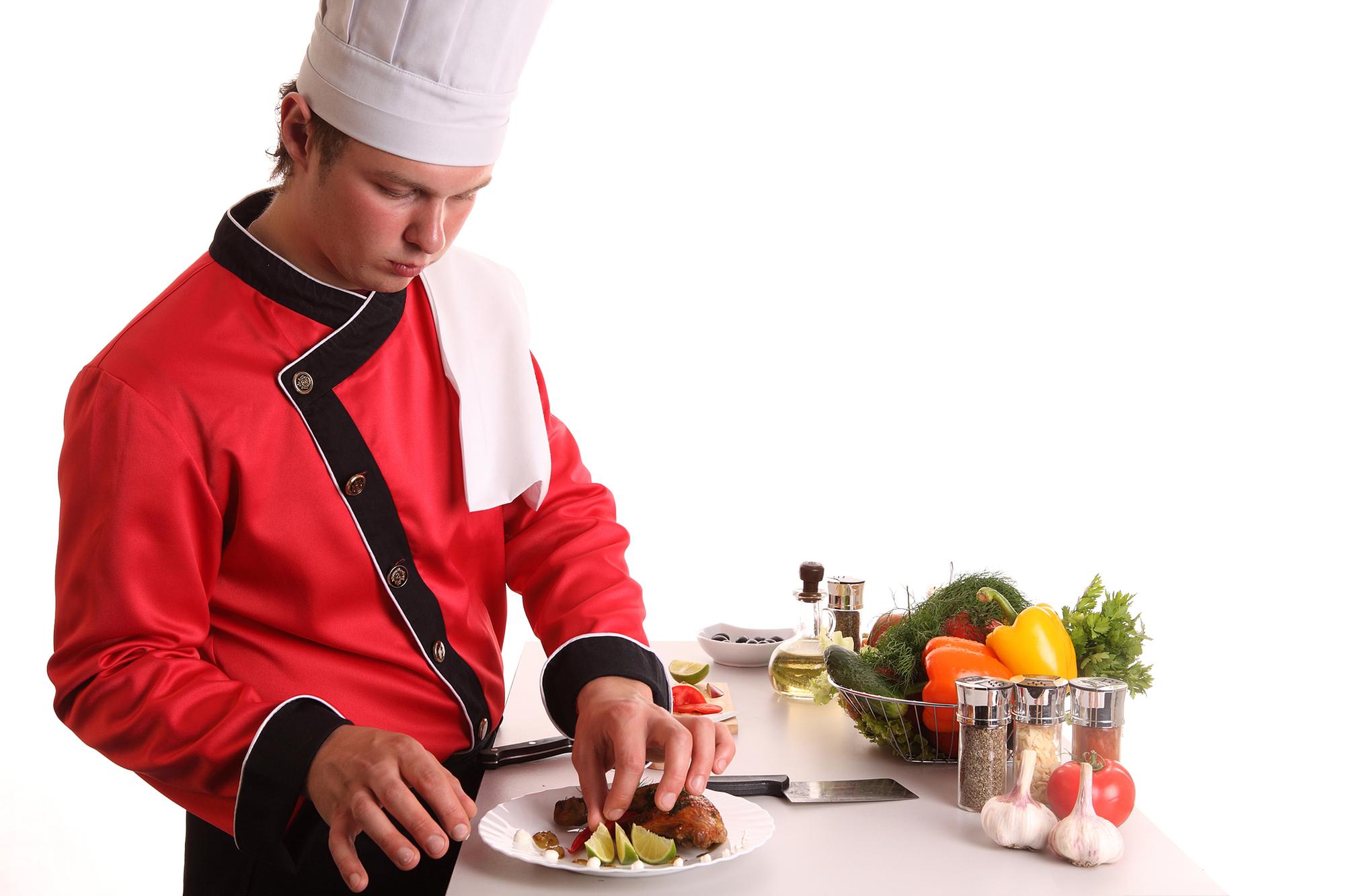 Instructor mostrando receta en cocina moderna