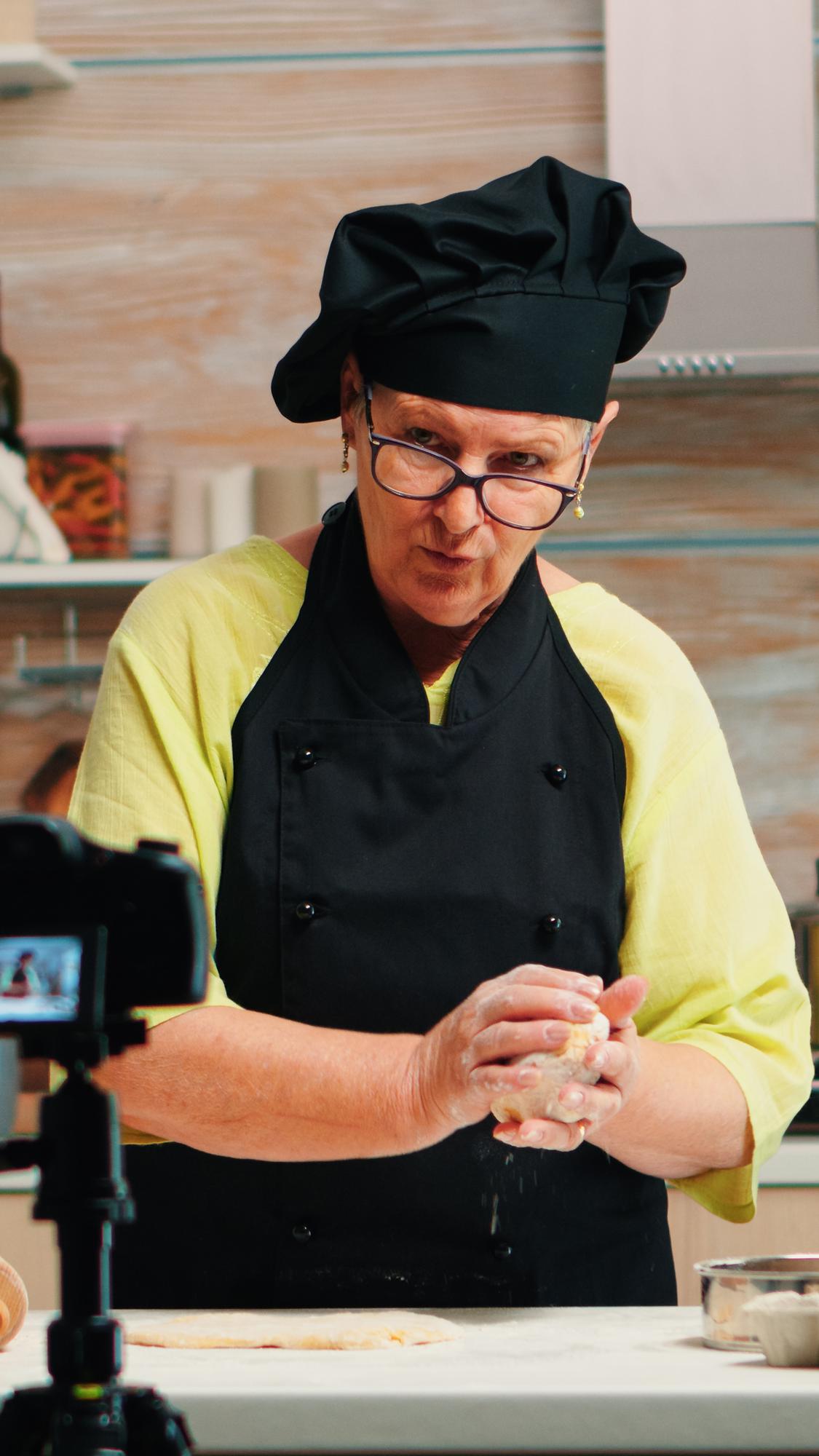 Chef instructor con mandil en cocina