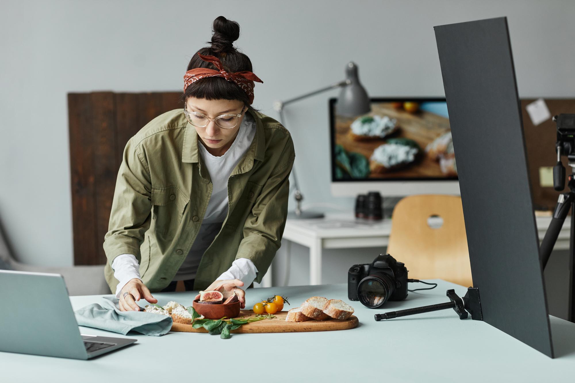 Productor de contenido revisando receta
